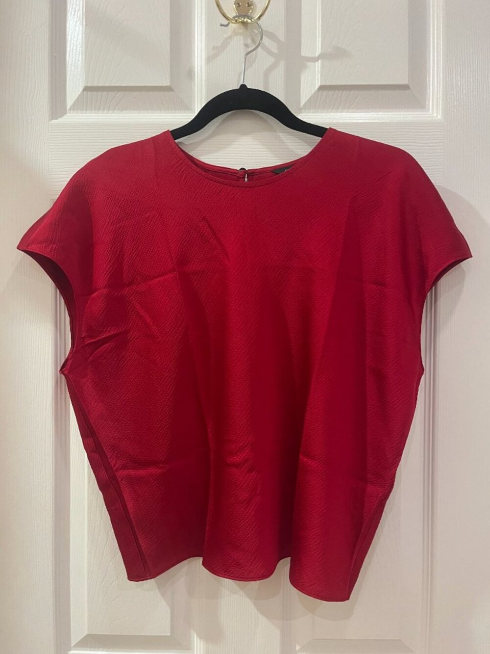 NWT Red Cap Sleeve Crew Neck Keyhole Back Cropped Textured Satin Blouse - Picture 6 of 10
